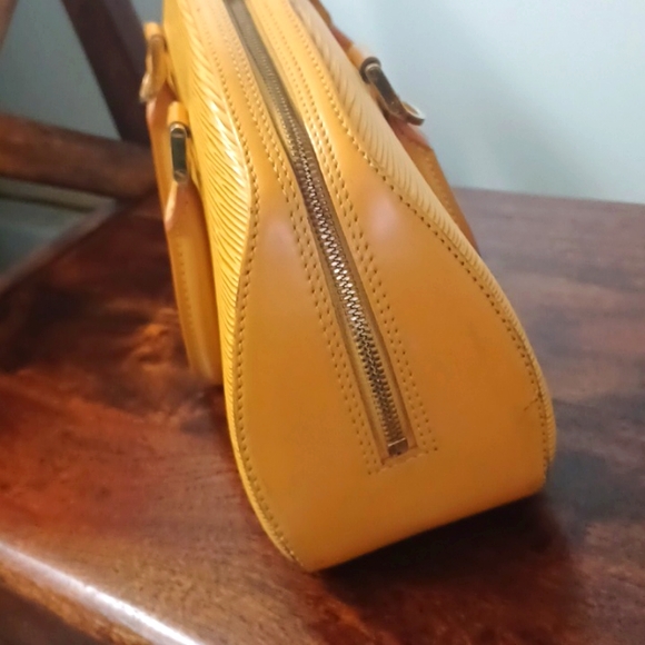 Louis Vuitton Yellow Epi Jasmine Vintage Handbag - Picture 6 of 11